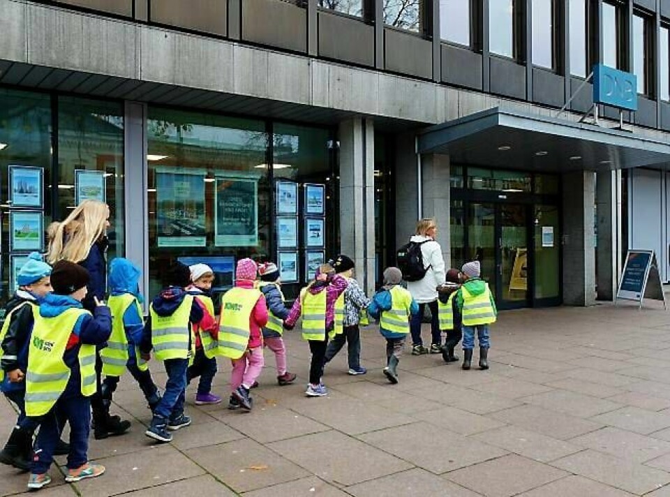 Barna i Brannposten barnehage og pedagogisk leder Hege Solberg på vei inn til DNB på Bragernes torg. FOTO: KATRINE STRØM