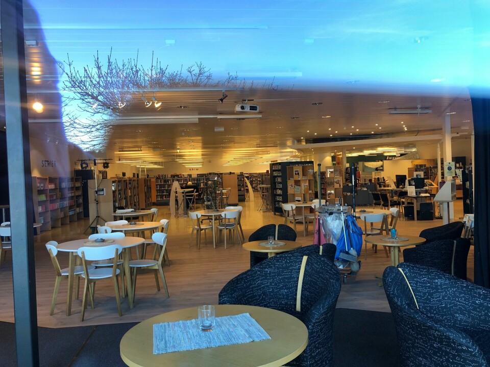 En titt inn gjennom vinduet på Mjøndalen bibliotek forteller at det er stille her denne tirsdagen.Foto: Harald Reitan En titt inn gjennom vinduet på Mjøndalen bibliotek forteller at det er stille her denne tirsdagen.Foto: Harald Reitan