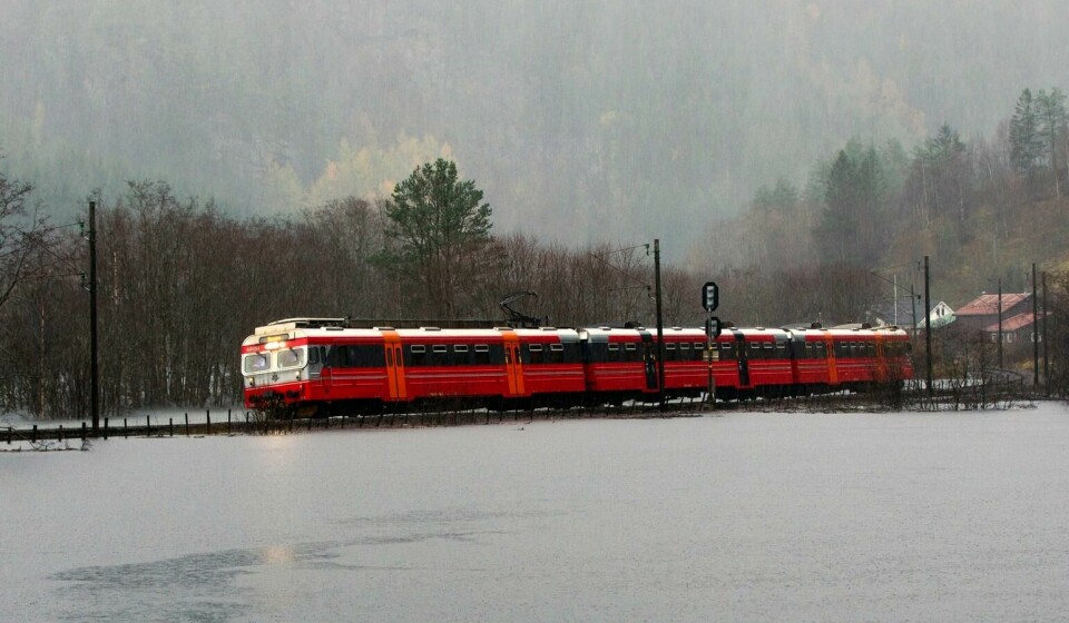 Ringeriksbanen skal spare opptil en time av reisetiden mellom Oslo og Bergen. Nå anbefaler Møreforsking at man nedskalerer prosjektet eller oppgir det helt. Voss 20141028.
Ved Bolstadøyri måtte togene kjøre sakte på grunn av flommen. Her går siste toget over flomvannet før Bergensbanen ble stengt.
Foto: Vidar Herre / Hordaland / NTB