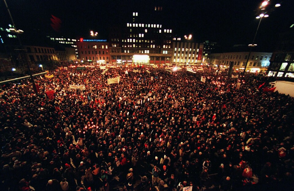 OSLO, 20010201:Mer enn 40.000 mennesker deltok i fakkeltog i Oslo torsdag til minne om Benjamin Hermansen. Foto: Jarl Fr. Erichsen / SCANPIX OSLO, 20010201:
Mer enn 40.000 mennesker deltok i fakkeltog i Oslo torsdag til minne om Benjamin Hermansen.
Foto: Jarl Fr. Erichsen / SCANPIX