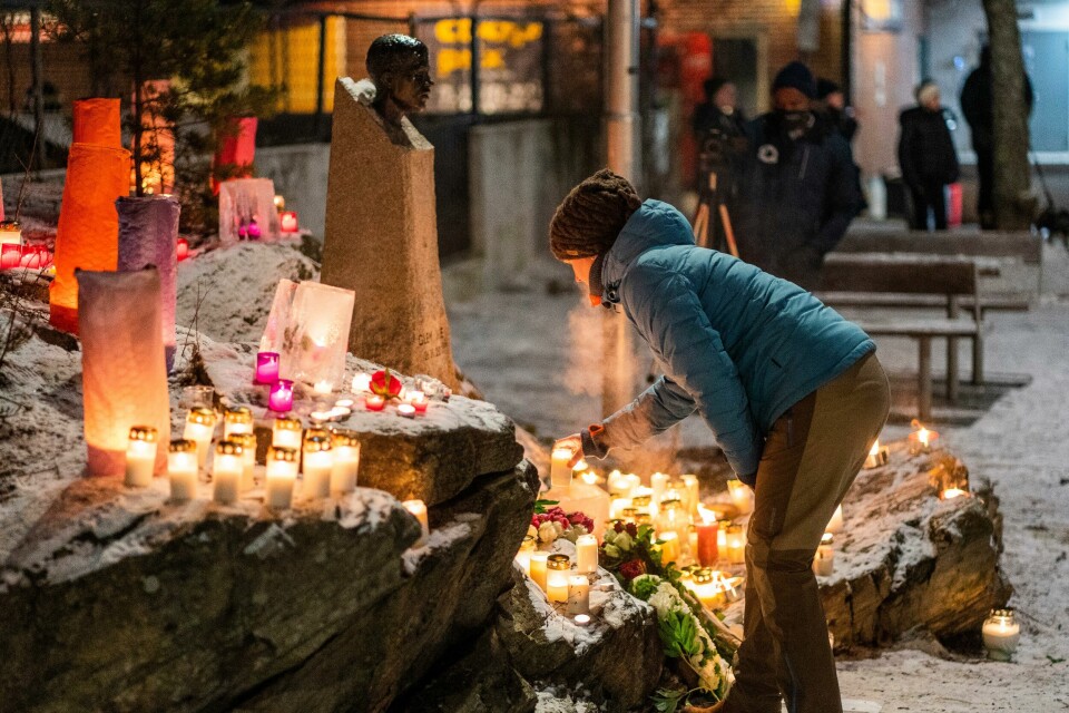 Oslo 20210126. Tirsdag er de 20 år siden Benjamin Hermansen ble drept av nynazister på Holmlia i Oslo. Lokalmiljøet markerer dagen med blant annet lystenning ved minnestatuen på Åsbråten.Foto: Håkon Mosvold Larsen / NTB Oslo 20210126. Tirsdag er de 20 år siden Benjamin Hermansen ble drept av nynazister på Holmlia i Oslo. Lokalmiljøet markerer dagen med blant annet lystenning ved minnestatuen på Åsbråten.Foto: Håkon Mosvold Larsen / NTB