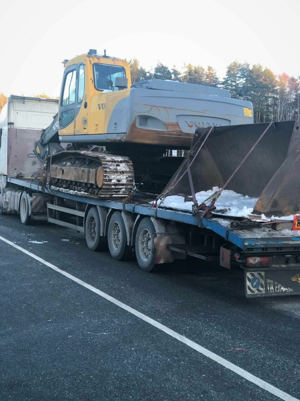 Denne frakten av en gravemaskin over Svinesund innebar flere farer.