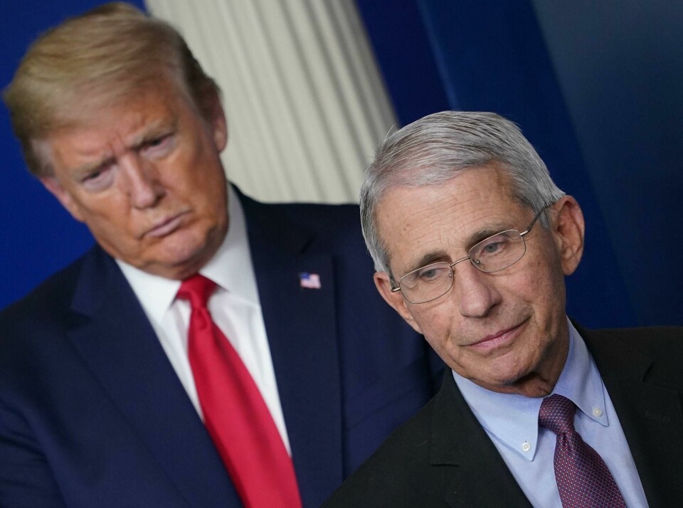 Anthony Fauci forteller om en vanskelig tid som smittevernsjef under Donald Trump. (FILES) In this file photo taken on April 22, 2020, Director of the National Institute of Allergy and Infectious Diseases Anthony Fauci, flanked by US President Donald Trump, speaks during the daily briefing on the novel coronavirus at the White House in Washington, DC. - US President Donald Trump went after top government scientist Anthony Fauci in a call with campaign staffers on October 19, 2020, suggesting the hugely respected and popular doctor was an 'idiot.' (Photo by MANDEL NGAN / AFP)