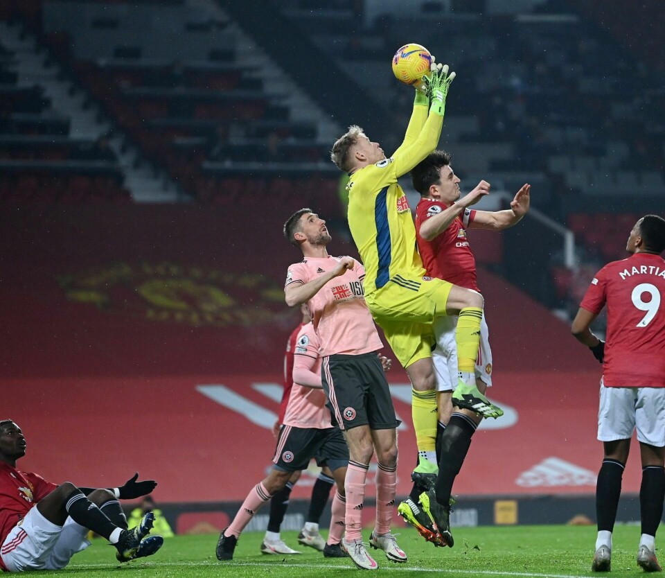 Harry Maguire blir avblåst for angrep på Sheffield-keeper Aaron Ramsdale. Foto: Laurence Griffiths/Reuters/NTB Harry Maguire blir avblåst for angrep på Sheffield-keeper Aaron Ramsdale. Foto: Laurence Griffiths/Reuters/NTB