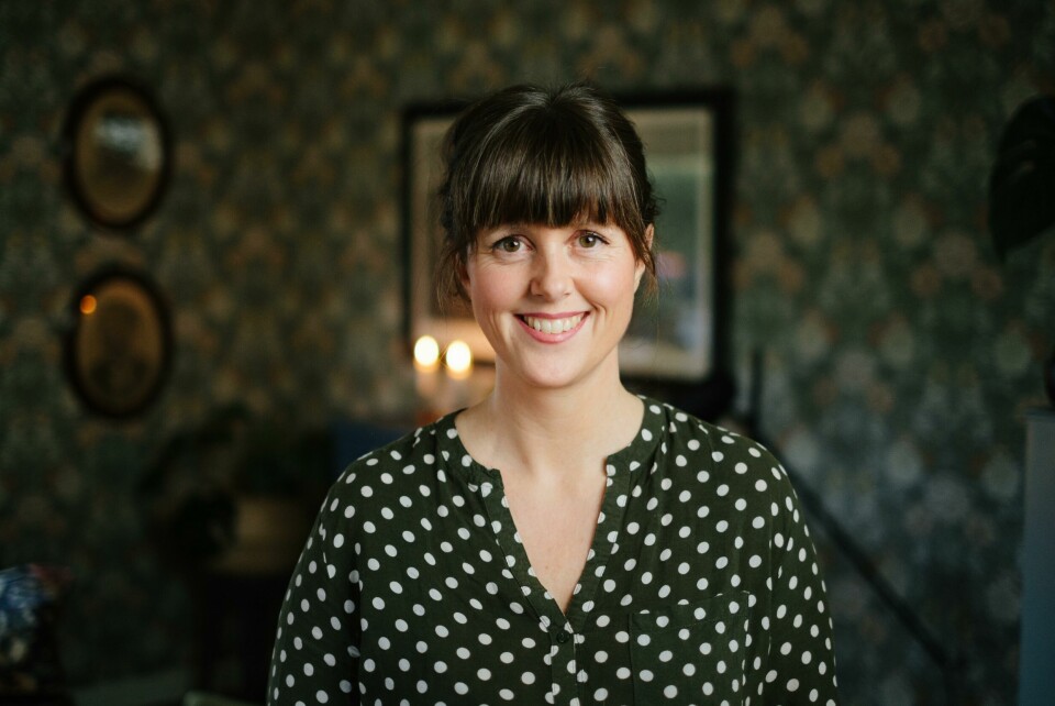 Marie Olaussen hjemme i sin nyoppussede stue. Den har hun blant annet tapetsert selv. HJEMMEKOSELIG: Marie Olaussen hjemme i sin nyoppussede stue. Den har hun blant annet tapetsert selv. Foto: Åsmund Holien Mo