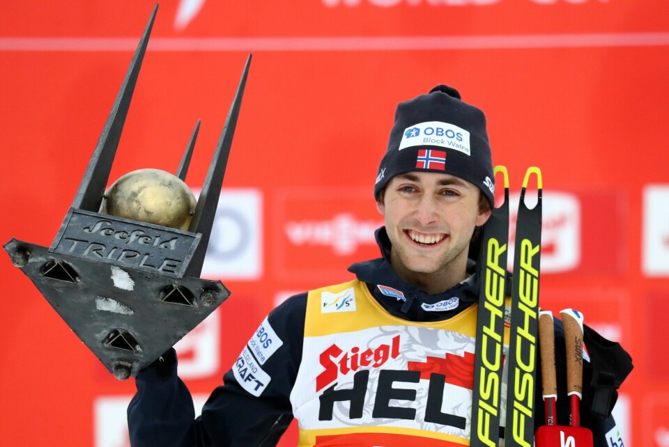 Jarl Magnus Riiber med beviset på at han vant Seefeld-trippelen for andre året på rad. Jarl Magnus Riiber of Norway lifts the trophy after winning the men's Individual Gundersen NH 15km triple competition at the Nordic Combined World Cup in the Austrian province of Tyrol, in Seefeld, Austria, Sunday, Jan. 31, 2021. (AP Photo/Matthias Schrader)