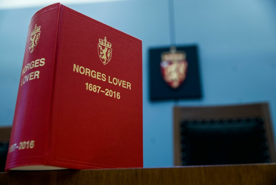 Kvinnens forsvarer varsler at dommen ankes. Foto: Berit Roald / NTB OSLO 20171124.
Oslo Tinghus. Interiør rettssal, Norges lover, riksvåpen.
Foto: Berit Roald / NTB