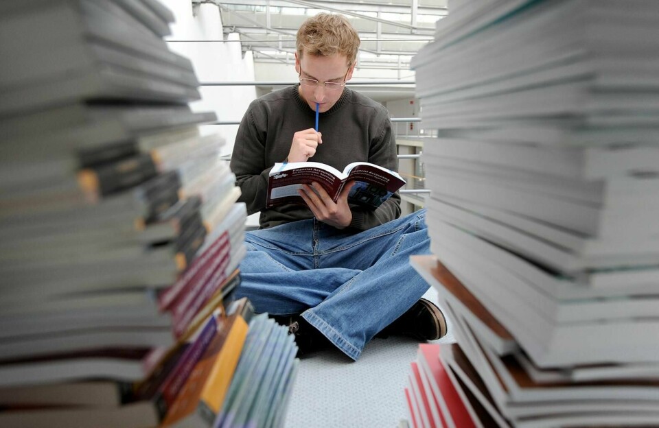 – Å avlyse eksamen nå vil gi skoler, elever og lærere forutsigbarhet og tillit, og en beskjed om at lærere skal prioritere undervisning og god vurdering av standpunktkarakter fram til skoleslutt, skriver Eirik Faret Sakariassen.