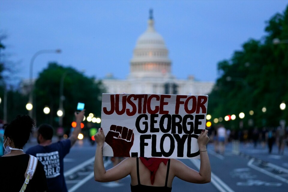 Black Lives Matter-bevegelsen i USA er blitt nominert til fredsprisen. Foto: Evan Vucci / AP / NTB FILE - In this May 29, 2020, file photo, Demonstrators walk along Pennsylvania Avenue as they protest the death of George Floyd, a black man who died in police custody in Minneapolis in Washington. Black activists are coming out strongly against a growing narrative among conservatives that equates last weeks deadly siege on the U.S. Capitol to last summers Black Lives Matter protests over racial injustice. (AP Photo/Evan Vucci, File)