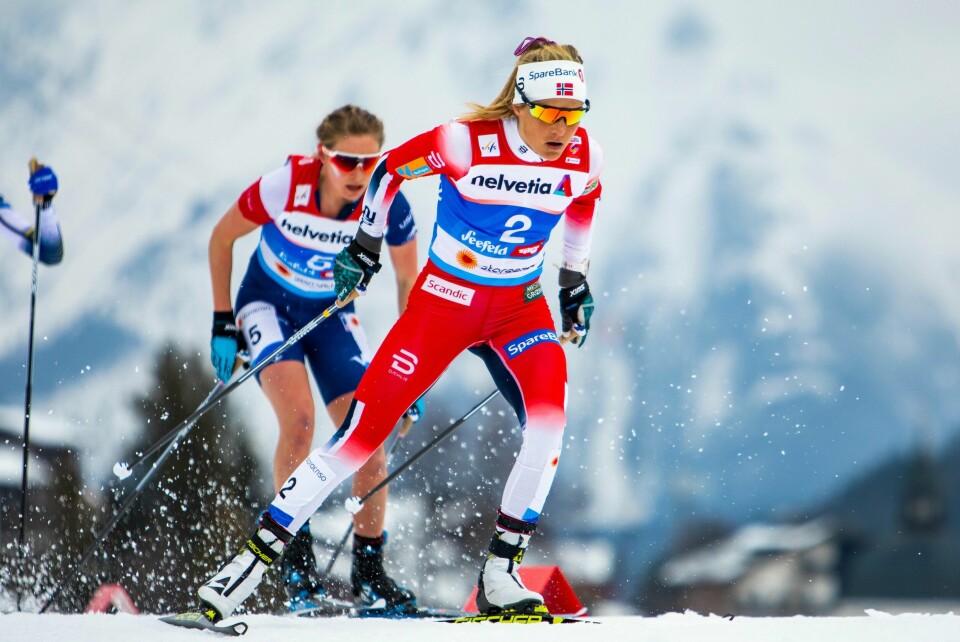 Therese Johaug jaktes av Jessica Diggins under tremila i VM for to år siden.
