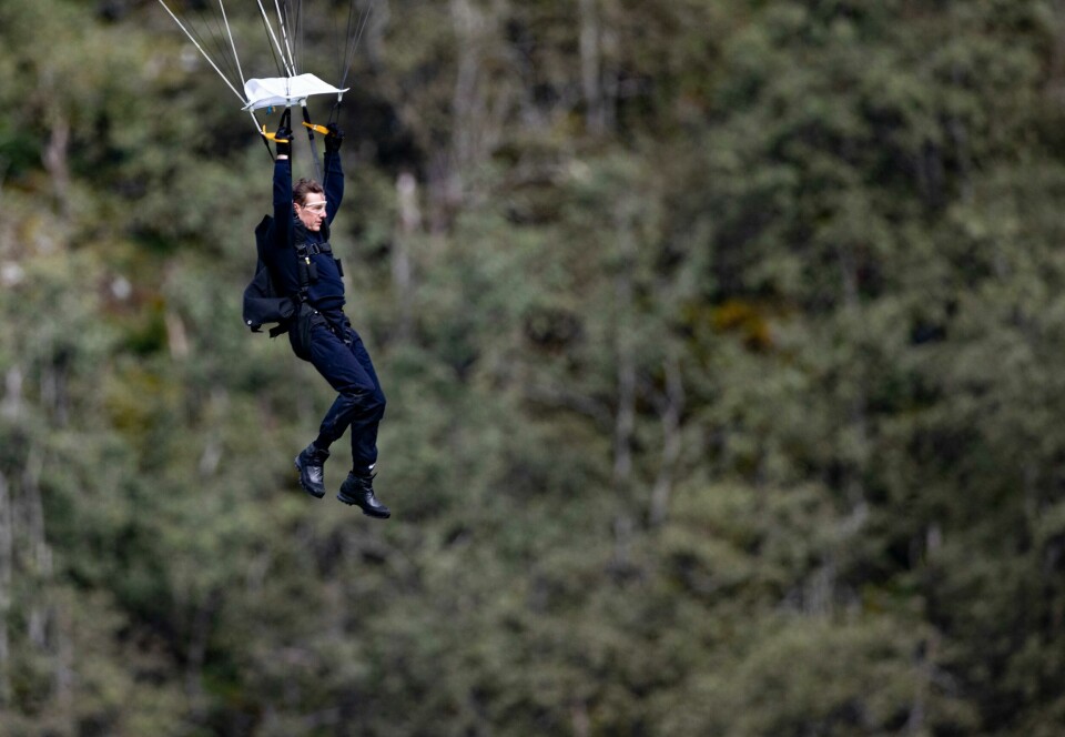 Tom Cruise i lufta, under innspillingen av «Mission Impossible 7» ved Hellesylt sommeren 2020 Hellesylt 20200906. Skuespiller Tom Cruise i luften over Hellesylt ved Helsetkopen i anledning Tom Cruise sin innspilling av den neste «Mission: Impossible»-filmen. Etter flere dagers venting gjennomførte actionhelten fire hopp med motorsykkel ut fra den enorme rampen på fjelltoppen Helsetkopen ved Hellesylt i Stranda Kommune. Syklene landet i ura, mens Cruise svevet ned den bratte fjellsiden i fallskjerm.Foto: Geir Olsen / NTB