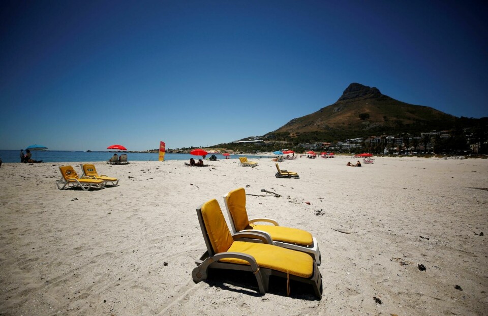 Empty chairs are seen at a beach after President Cyril Ramaphosa announced a relaxation of measures aimed at curbing the spread of the coronavirus disease (COVID-19) in Cape Town, South Africa, February, 2, 2021. REUTERS/Mike Hutchings. Empty chairs are seen at a beach after President Cyril Ramaphosa announced a relaxation of measures aimed at curbing the spread of the coronavirus disease (COVID-19) in Cape Town, South Africa, February, 2, 2021. REUTERS/Mike Hutchings.