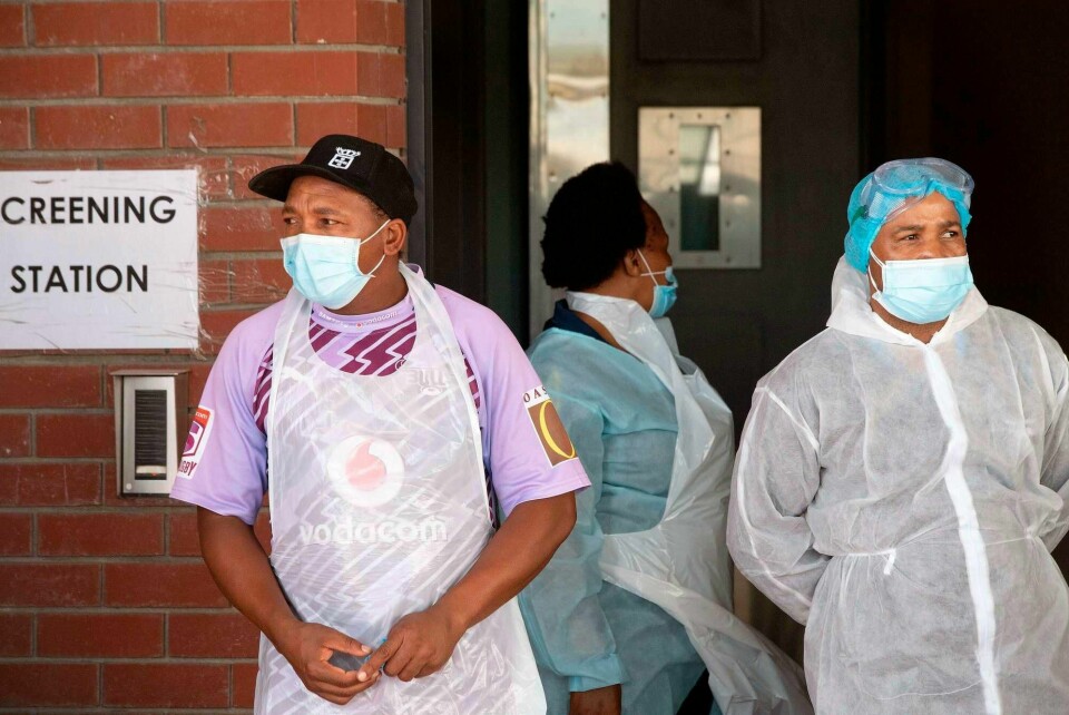Helsepersonell står utenfor et sykehus i Khayelitsha, en township utenfor Cape Town. Sør-Afrika har nettopp vært gjennom en andre bølge i pandemien.