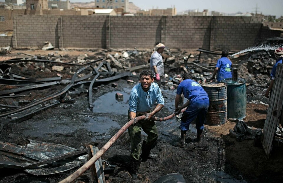 Saudi-Arabia har med sin bombekrig lagt store deler av Jemens infrastruktur i grus de siste seks årene. Dette bildet viser restene av et oljelager i Sana, som ble rammet av et flyangrep i juli i fjor.