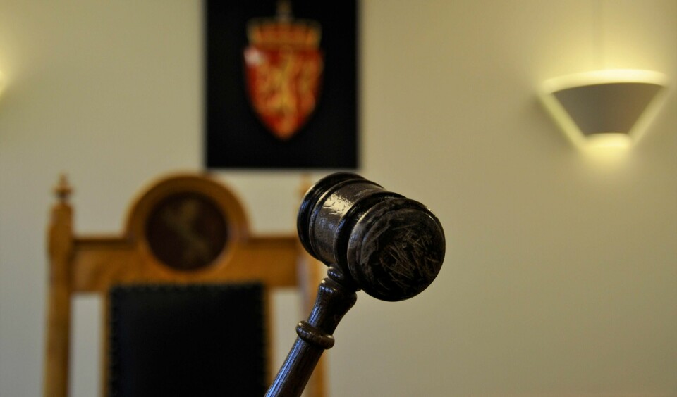 En Fredrikstad-mann i 40-årene er tiltalt for flere års mishandling av samboeren, med barna som vitner.