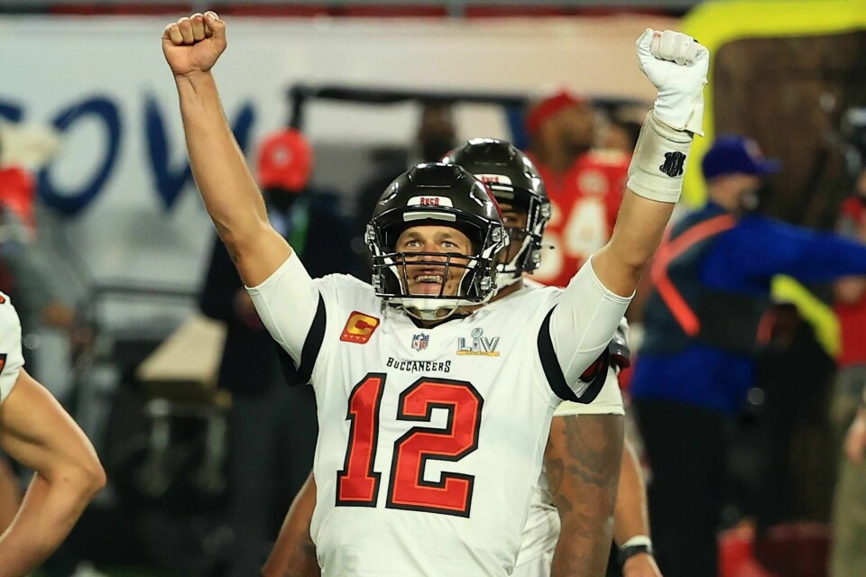 43-årige Tom Brady førte Tampa Bay Buccaneers til 31-9-seier over Kansas City Chiefs og har dermed flere superbowlseirer enn noen klubb.