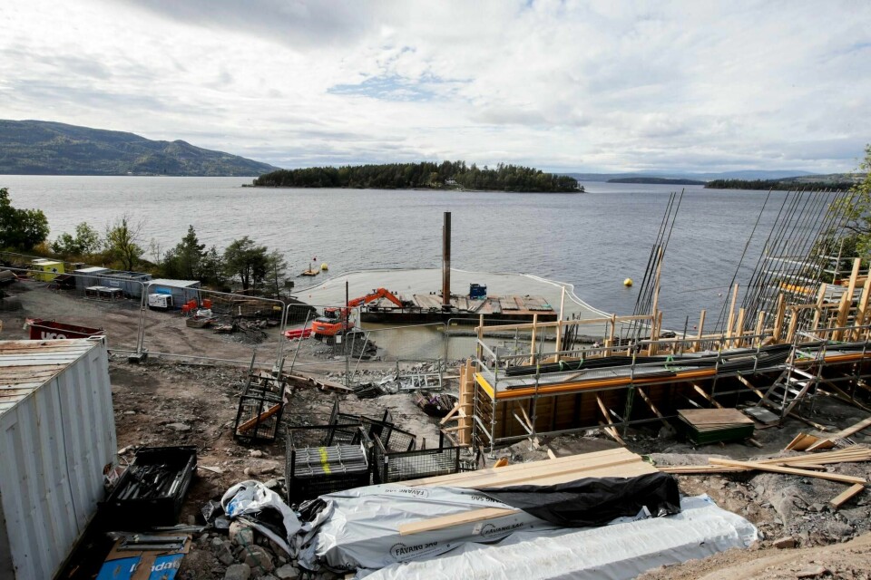 Byggeplassen som er på minnesmerket på Utøyakaia, med Utøya i bakgrunnen.