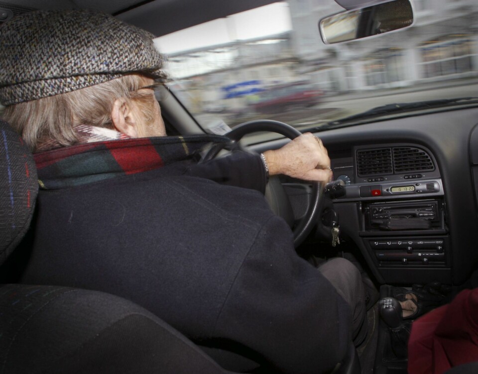 Illustrasjonsfoto: NTB Eldre mann kjører bil. Bilkjøring. Fyllekjøring. Promille. Sjåfør. Bilulykker. Ulykker i trafikken. Farlige situasjoner. Dårlig syn. Uskarpt syn. Utforkjøring. Forbikjøring. Råkjøring. Holde fartsgrensen. Rundkjøring. Trafikkbilde. Alderdom. Levekår for eldre.
Foto: NTB
- - MODEL RELEASED - MODELLKLARERT - -