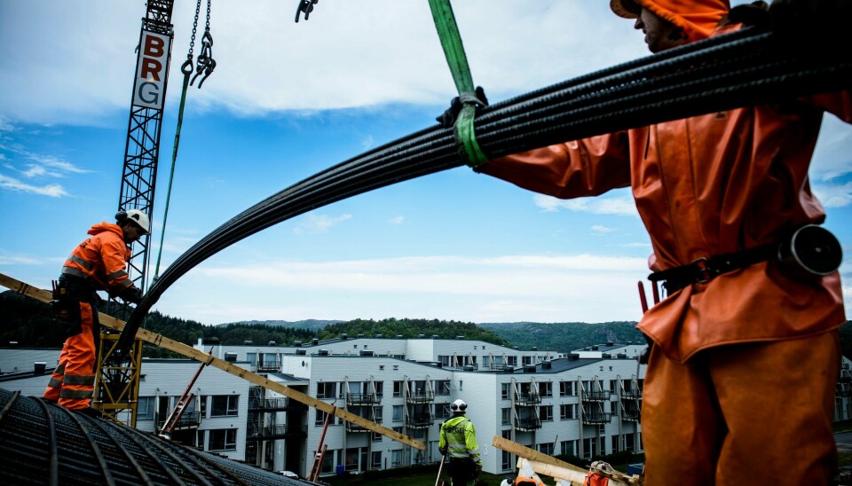 Når en bygningsarbeider får lønn etter tariffen er det offentlig, men når arbeidsgiveren betaler under lovbestemt minstelønn fortsetter Arbeidstilsynet å hemmeligholde lønna.