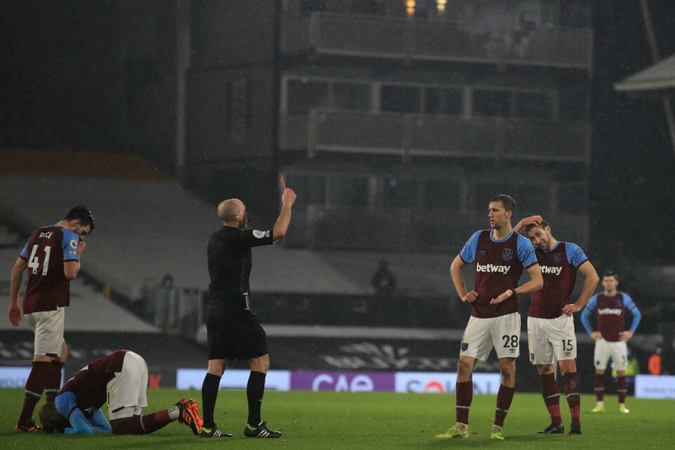 Dommerprofilen Mike Deans familie mottok dødstrusler etter at West Hams Tomás Soucek ble utvist i Premier League lørdag. Nå forsvarer spilleren kamplederen.