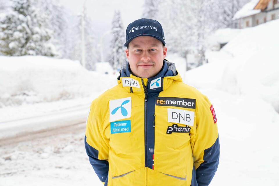 Adrian Smiseth Sejersted reiser hjem fra alpin-VM for å opereres, uten å ha fått kjøre et renn. Foto: Torstein Bøe / NTB