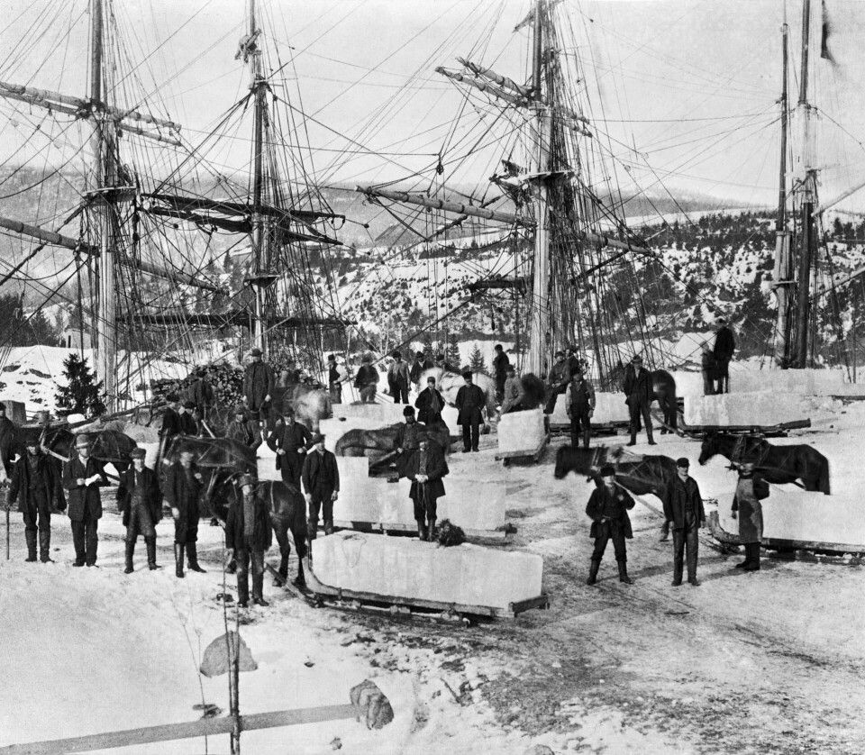 Isskjæring av blokker på over hundre kilo fraktes om bord i seilskip i Oslofjorden ca. 1900.Foto: Oslo Museum Isskjæring av blokker på over hundre kilo fraktes om bord i seilskip i Oslofjorden ca. 1900.Foto: Oslo Museum