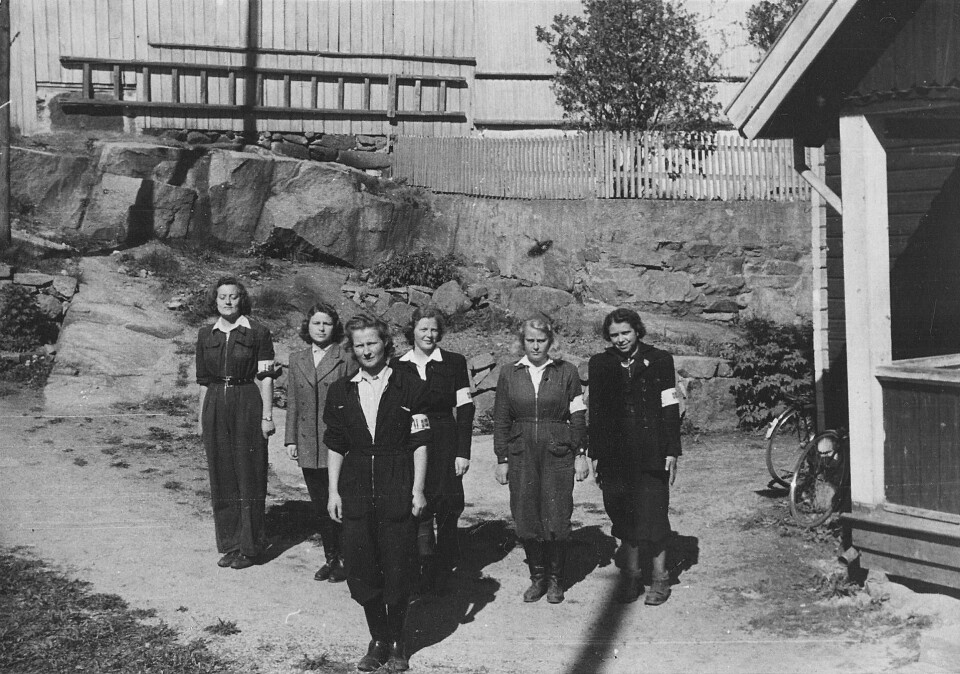 Sigrid Wiborg Andersen (foran) fra Drammen jobba i skobutikk om dagen. På fritida var hun sambandssjef i Milorg, der hun bygde opp en egen kureravdeling bestående av bare kvinner. Bak f.v. Gerd Inger Johannessen (f. Nilsen), Mary Nordby (f. Reiersgaard), Åse Backer-Owe (f. Sjuve), Sønnøve Haflan (f. Wang) og Henny Lehn (f. Gjertsen).