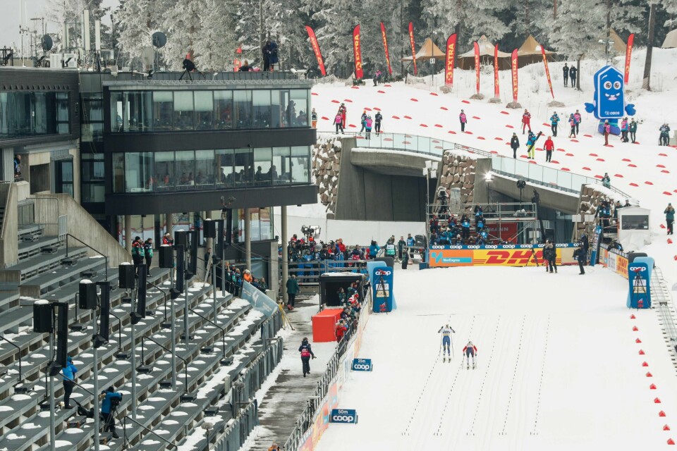 I fjor gikk svenske Frida Karlsson og Therese Johaug 30 km i Holmenkollen for tomme tribuner. i år blir det ikke renn i det hele tatt. Foto: Terje Bendiksby / NTB