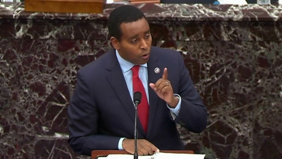 – Vi ber dere ydmykt om å dømme Donald Trump, sa kongressrepresentant Joe Neguse da anklagerne avsluttet sin prosedyre i riksrettssaken. Foto: Senatet / Reuters / NTB U.S. House impeachment manager Rep. Joe Neguse (D-CO) participates in the impeachment managers’ closing argument in the impeachment trial of former U.S. President Donald Trump on charges of inciting the deadly attack on the U.S. Capitol, on the floor of the Senate chamber on Capitol Hill in Washington, U.S., February 11, 2021. U.S. Senate TV/Handout via Reuters EDITORIAL USE ONLY NO COMMERCIAL SALES