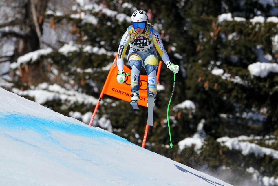 Verken Kajsa Vickhoff Lie eller Ragnhild Mowinckel klarte å hevde seg i toppen i utforrennet under alpin-VM i italienske Cortina d'Ampezzo lørdag.