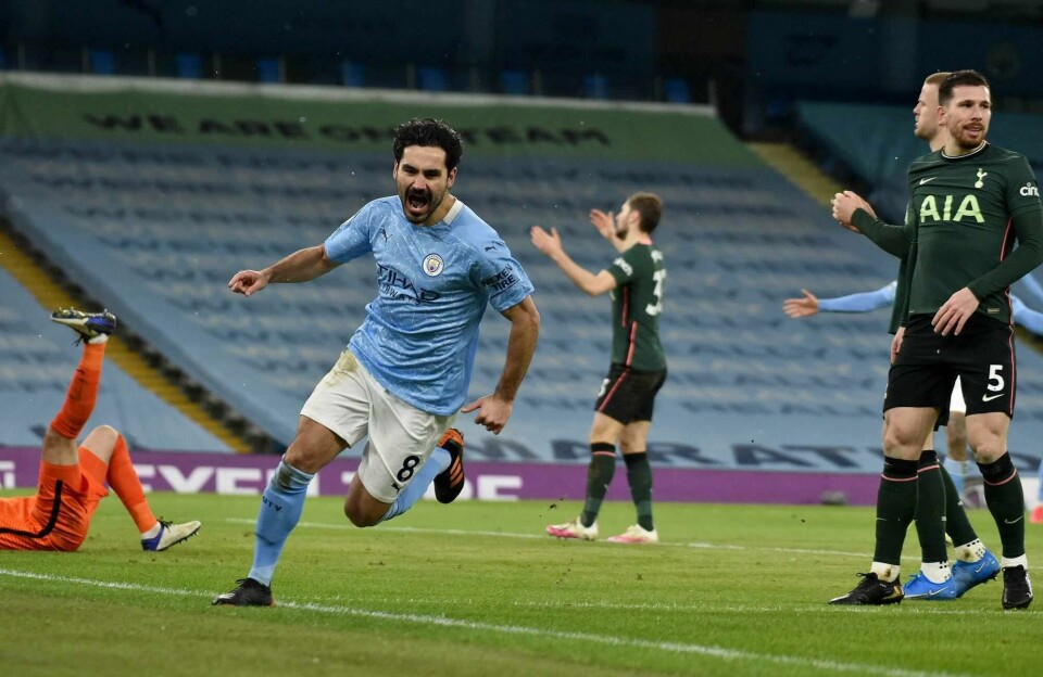Ilkay Gündogan vant et kontroversielt straffespark og scoret to ganger da Manchester City slo Tottenham 3-0, men han måtte byttes ut med skade like før slutt.