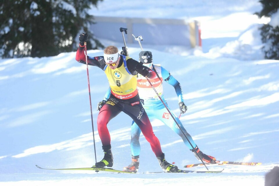 Johannes Thingnes Bø klarte tross to bomskudd å ta VM-bronsen på søndagens jaktstart i skiskytter-VM i Slovenia.