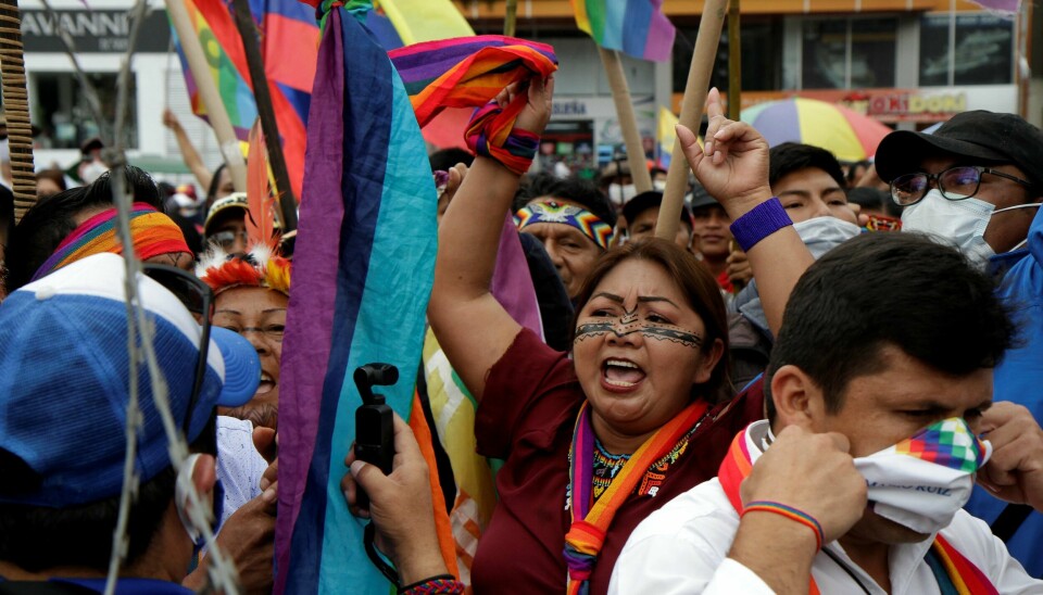 Urfolksleder Yaku Perez gjorde det overraskende godt i presidentvalget i Ecuador sist helg, en omtelling av stemmene vil avgjøre om han går videre til andre valgrunde. Miljø og forholdet til Kina splitter nå venstresiden i det lille latinamerikanske landet. Her er støttespillerne til Perez utenfor det nasjonale valgorganet i Quito sist fredag.