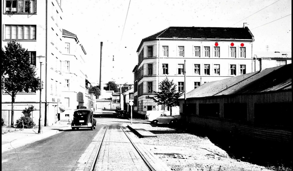 Leiligheta i Bergene-gården i Københavngata 11, hvor Alf Folmer vokste opp, er markert med tre prikker. Skura vis-a-vis måtte vike da høyblokka til Bergene ble oppført i 1967. Foto: Alf Folmer Leiligheta i Bergene-gården i Københavngata 11, hvor Alf Folmer vokste opp, er markert med tre prikker. Skura vis-a-vis måtte vike da høyblokka til Bergene ble oppført i 1967. Foto: Alf Folmer
