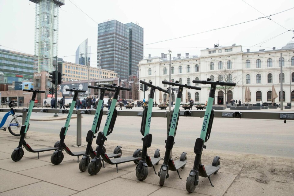 Feilparkerte elsparkesykler har vært en stadig voksende utfordring i Oslos gater. Nå må utleieselskapene ut med 1.590 kroner per sykkel for inntauing.