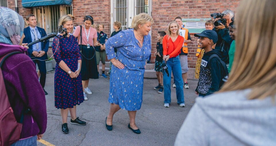 Statsminister Erna Solberg og kunnskaps- og integreringsminister Guri Melby på første skoledag på Lakkegata skole i Oslo i fjor. Er politikerne villige til å tenke alternativt hvordan skolen skal organiseres, spør kronikkforfatteren. Foto: Stian Lysberg Solum/NTB