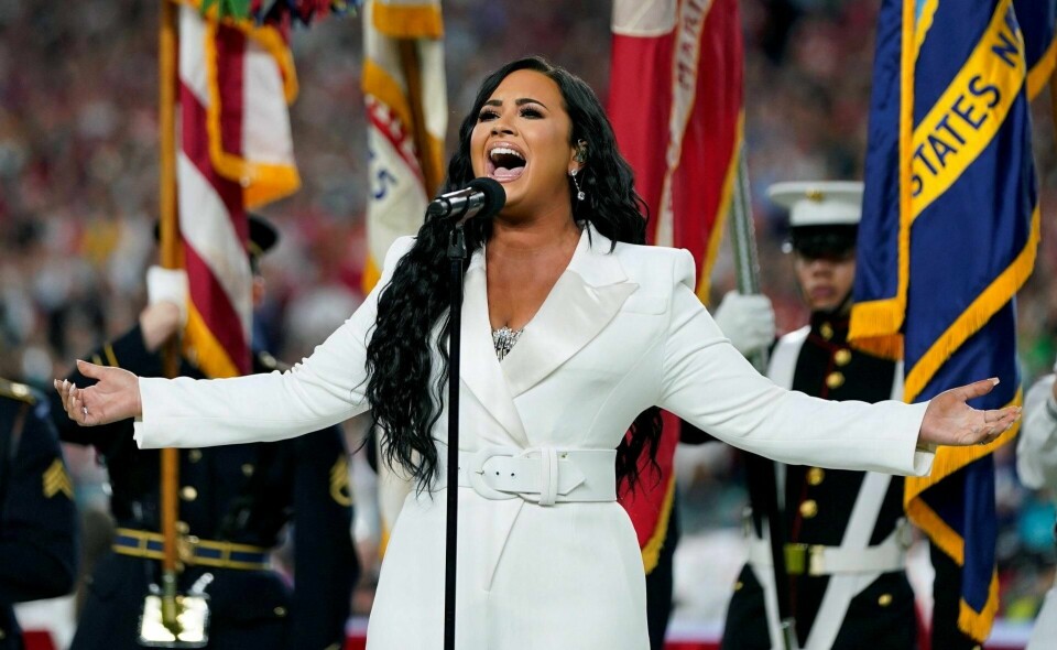 Demi Lovato sang den amerikanske nasjonalsangen før Superbowl-finalen i 2020. 18 måneder før holdt hun på å dø.
