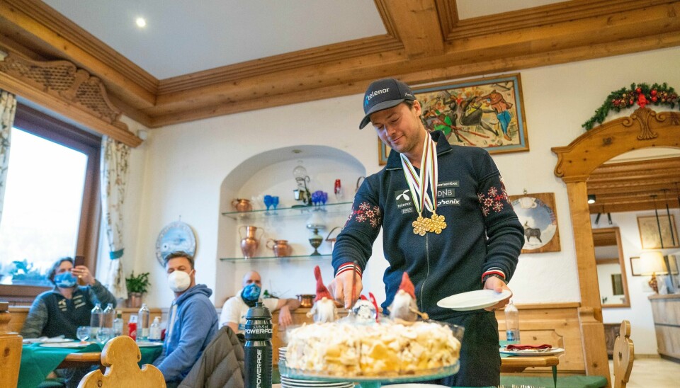 Dobbelt gullvinner Sebastian Foss Solevåg fortjente ekstra kake på de norske løpernes hotell i Cortina.