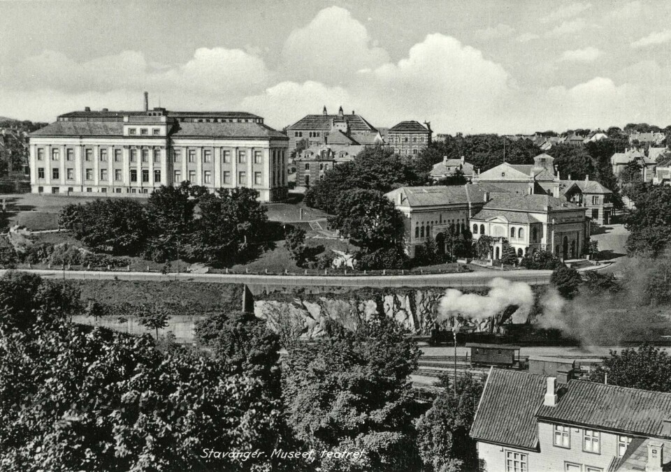 Arkitekt Eckhoffs ikoniske bygninger slik de tok seg ut på 1930-tallet, men skal høyden kalles Akropolis? Foto: Stavanger byarkiv/Stavanger brannvesen Prospektkort