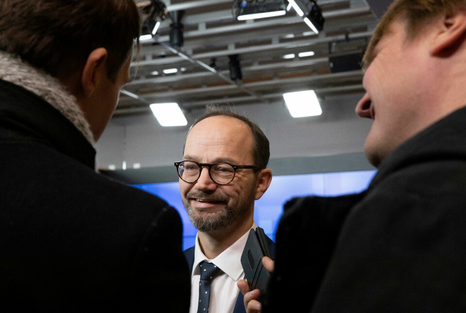 Sveriges infrastrukturminister Tomas Eneroth (S). Sweden's Transportation Minister Tomas Eneroth speaks with journalists as he arrives for a meeting of EU transport ministers at the EU Council building in Brussels, Monday, Dec. 2, 2019. (AP Photo/Virginia Mayo)