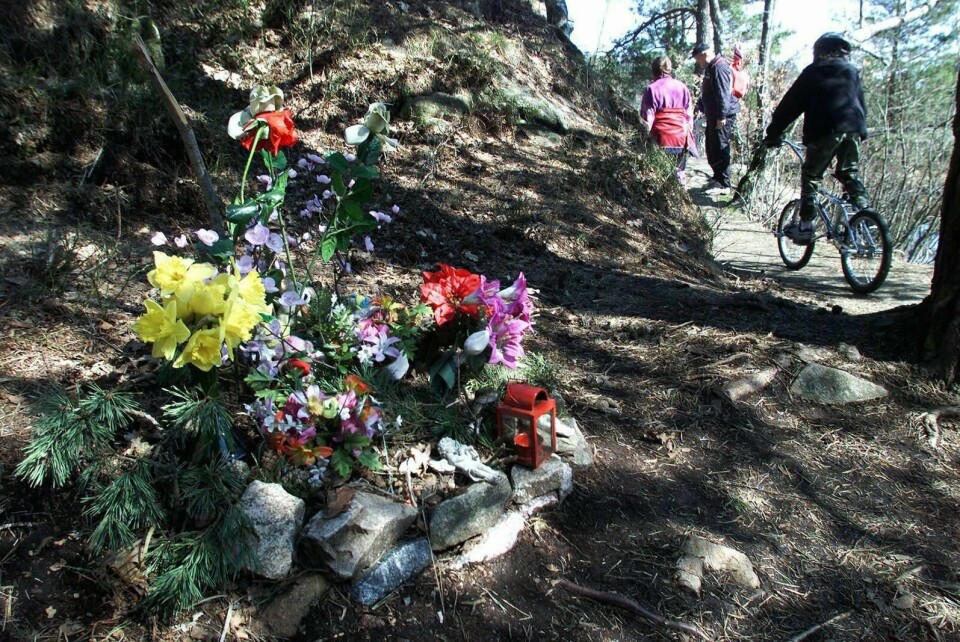I lang tid la forbipasserende ned blomster nær åstedet for drapet på to små jenter i Baneheia i Kristiansand. Foto: Lise Åserud/NTB