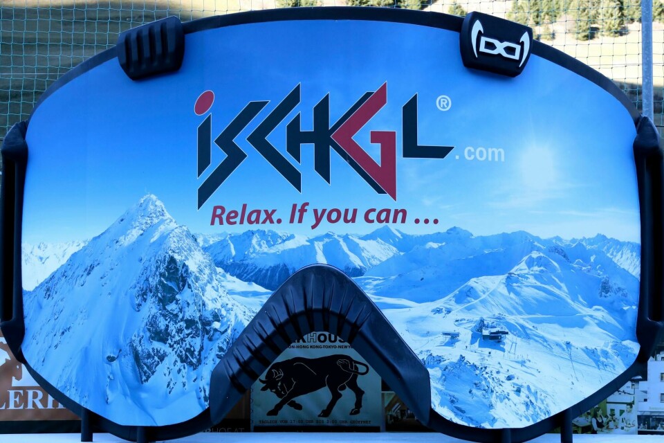 En gigantisk reklameplakat formet som en alpinbrille med påskriften «slapp av, hvis du klarer» står plassert i Ischgl i Tyrol i Østerrike. I disse dager er det ett år siden et stort koronautbrudd utviklet seg akkurat der, og førte til at mange utenlandske skiturister, blant dem nordmenn, tok med seg viruset hjem. A giant advertising goggle reading the slogan 'relax, if you can' stands in Ischgl, Austria, Thursday, Nov. 26, 2020. The Austrian government imposed a second lockdown to slow down the ongoing pandemic of the COVID-19 disease caused by the SARS-CoV-2 coronavirus from Nov. 17, 2020 until at least Dec. 6, 2020. (AP Photo/Matthias Schrader)