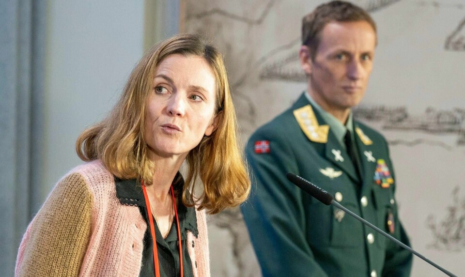 FFI-forsker Kari Røren Strand og forsvarssjef Eirik Kristoffersen presenterer Forsvarets undersøkelse om mobbing og seksuell trakassering.