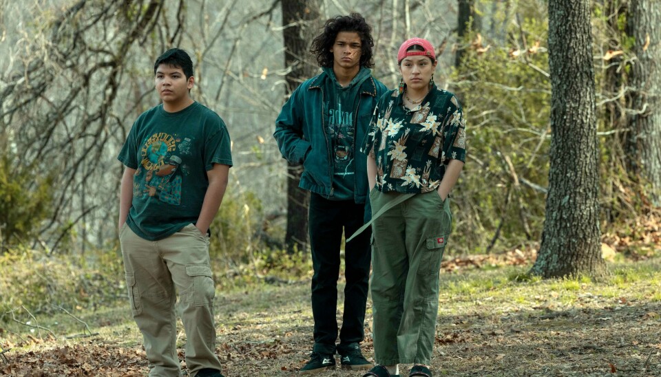 Tredje og siste sesong av briljante «Reservation Dogs» ankommer Disney+ i løpet av sommeren: Med Lane Factor i rollen som Cheese, D’Pharaoh Woo-A-Tai i den sentrale rollen som Bear og Paulina Alexis som Willie Jack. Tredje og siste sesong av briljante «Reservation Dogs» ankommer Disney+ i løpet av sommeren: Med Lane Factor i rollen som Cheese, D’Pharaoh Woo-A-Tai i den sentrale rollen som Bear og Paulina Alexis som Willie Jack.