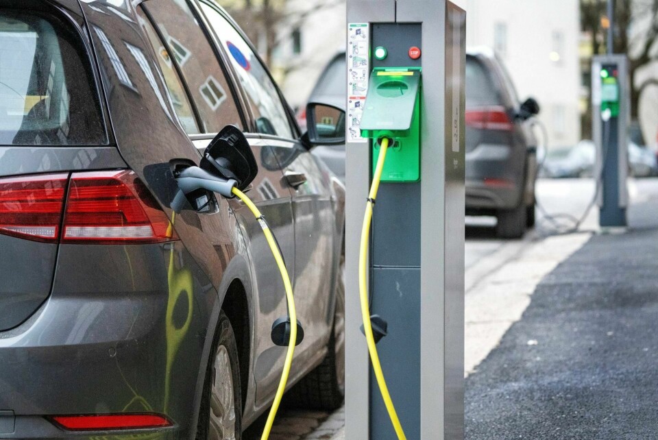 Når vi sier at alle biler i framtida skal være elektriske må vi også sørge for at vanlige folk har mulighet til å kjøpe og ladet den, og at de har en plass å sette bilen, skriver innleggsforfatterne. Foto: Gorm Kallestad/NTB