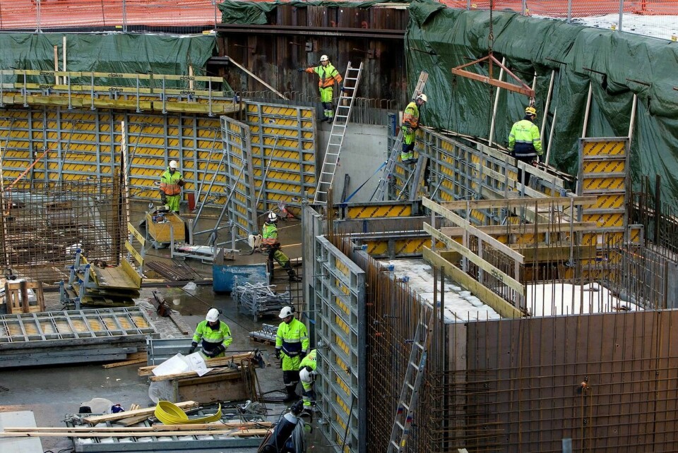 Gjennom de siste to tiårene har stadig flere håndverksfag i byggebransjen blitt splittet opp og dekonstruert slik at arbeidere uten språk- og fagkunnskaper kan overta jobbene, skriver Marit Lensjø. Foto: Gorm Kallestad/NTB