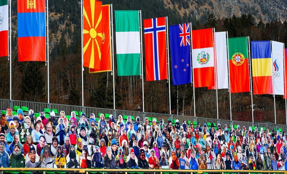 «Publikum» er alt på plass på skistadion i Oberstdorf. Mange av de avbildede er nordmenn fordi de fleste utenlandske tilskuerne skulle komme fra nord. Foto: Lise Åserud / NTB