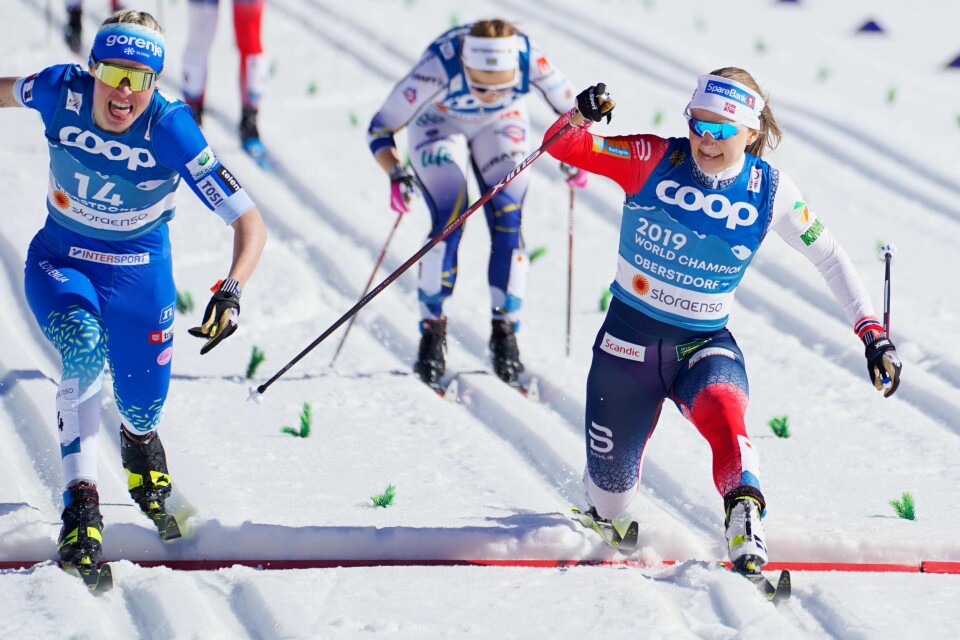 Maiken Caspersen Falla (t.h) gikk inn til sølv etter en spurt mot Anamarija Lampic (t.v.) fra Slovenia.