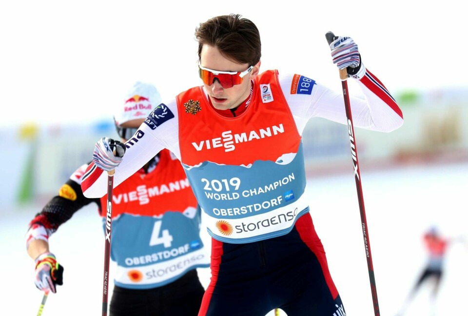 Jarl Magnus Riiber gikk inn til et vellykket tittelforsvar med seier i kombinertsportens VM-premiere i Oberstdorf fredag. Jens Lurås Oftebro tok bronsen.