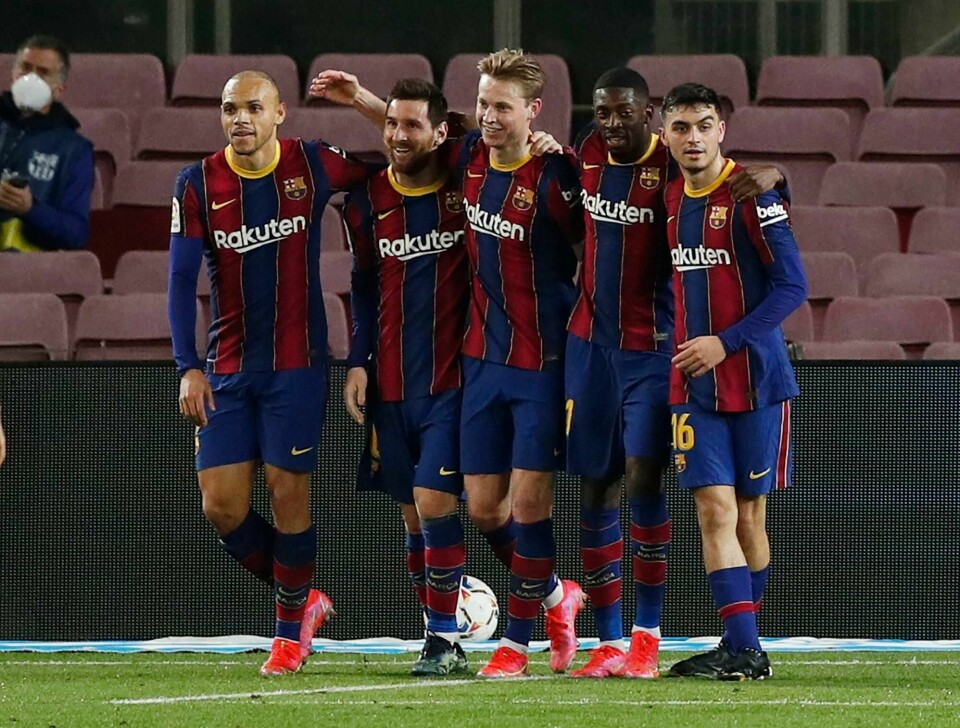 Barcelona-spillerne jubler etter å ha scoret ett av kampens tre mål mot Elche.